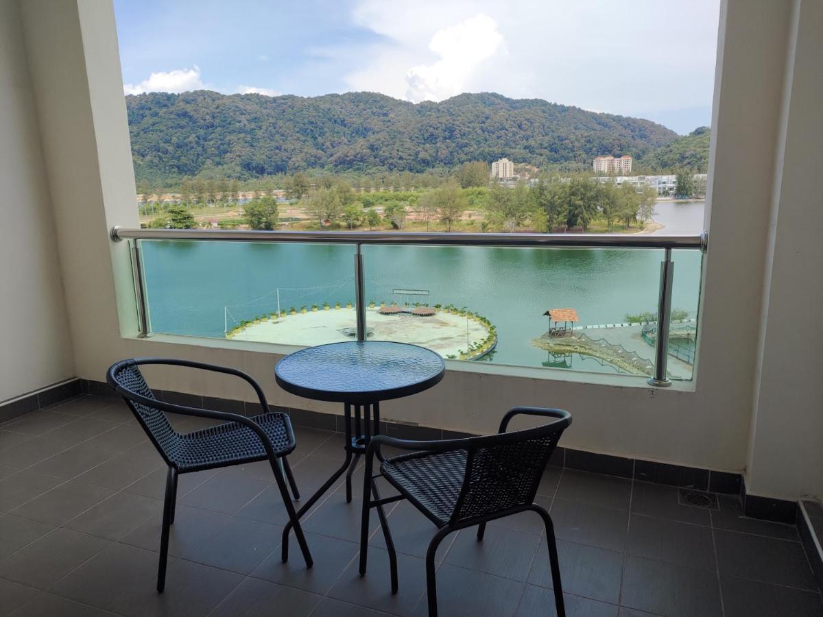 Marina Island Couple Home Stay Lumut Bagian luar foto